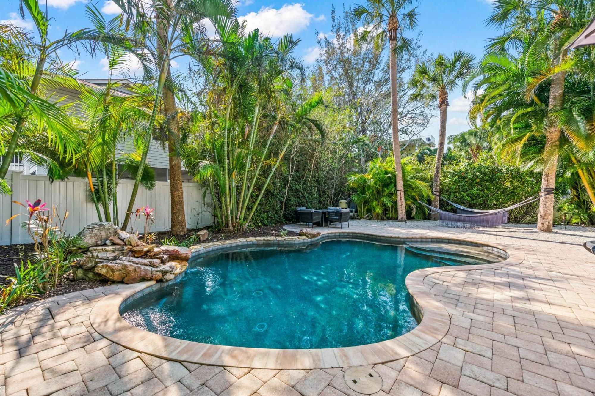 Sandy Pants - Designer Beach Chic Home Steps To Beach Backyard Oasis W Heated Pool Anna Maria Exterior foto